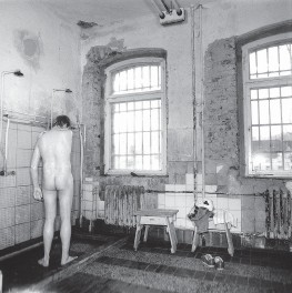 Als ich das erste Mal in den Duschraum geführt wurde gruselte es mich für einen Augenblick. Wird beim Hahn aufdrehen Wasser oder Gas kommen !? Vom Aussehen her, wäre denkbar. Zuchthaus Waldheim war in der DDR als Endstation bekannt und damit war nicht die Spezielle Strafvollzugsabteilung gemeint.